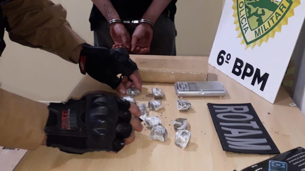 Jovem de 18 anos é detido com maconha em Juvinópolis