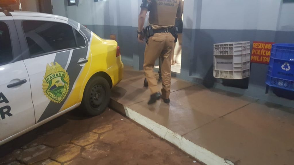 Carro é roubado durante a madrugada no centro