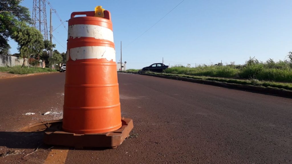 Ao desviar de cone no meio da rua, motorista perde controle da direção e carro atinge poste