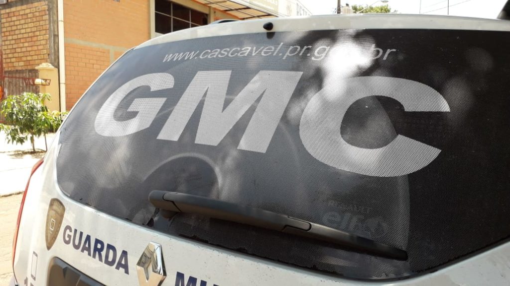 Mulher com mandado de prisão em aberto por estelionato é detida pela GM