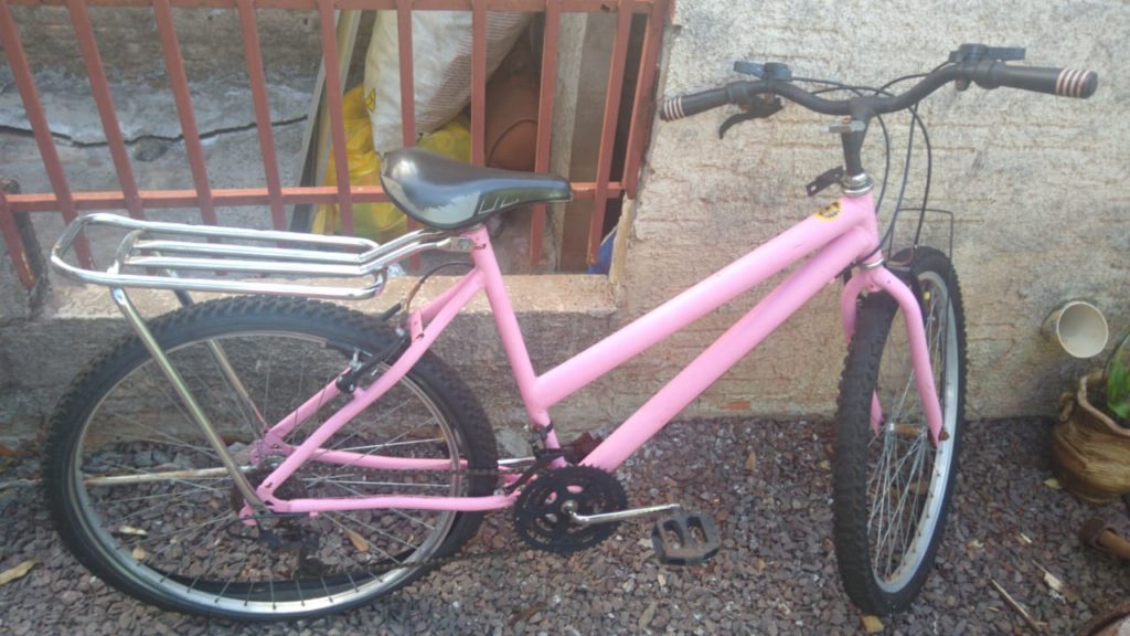 Internauta tenta encontrar dono de bicicleta ‘deixada’ em residência