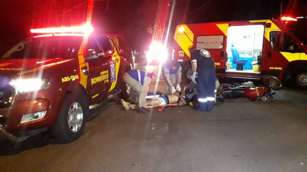 Forte colisão de trânsito entre carro e moto é registrada no Centro de Cascavel