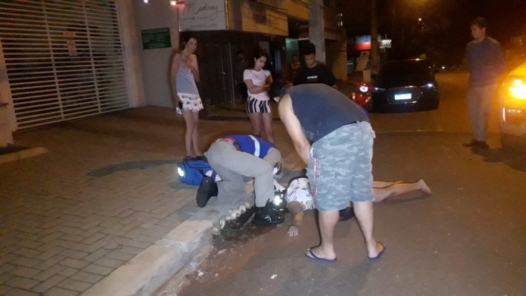 Mulher fica ferida ao colidir Biz contra caminhonete Amarok, no Centro