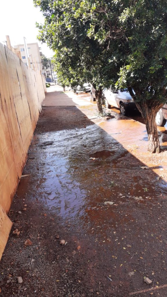 Vazamento de água no centro gera reclamação