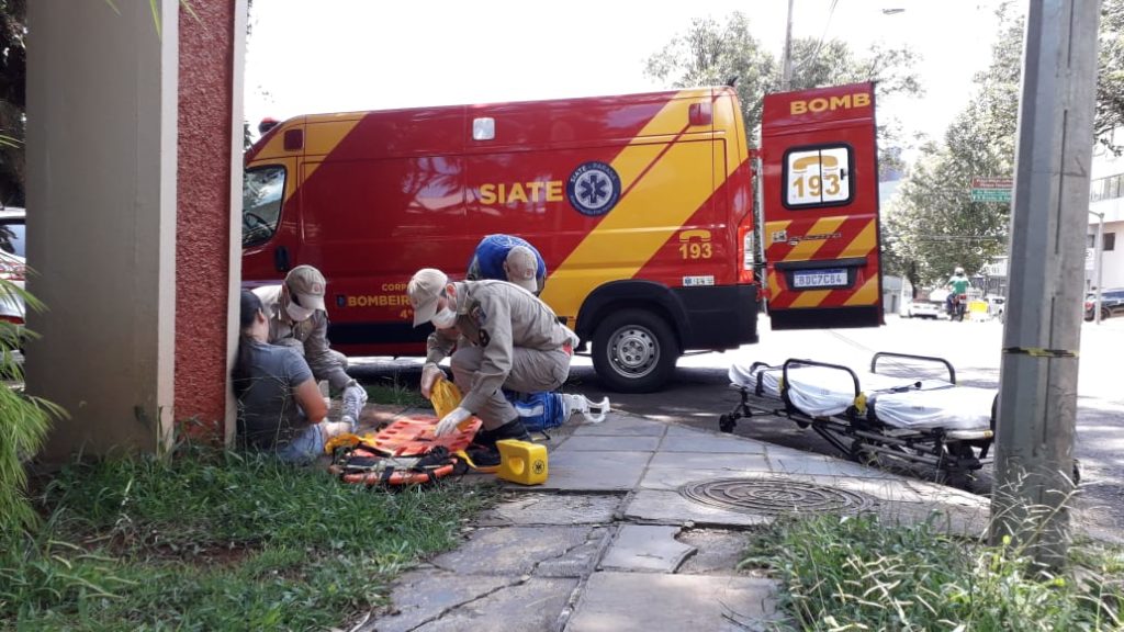 Mulher é socorrida pelos bombeiros no centro