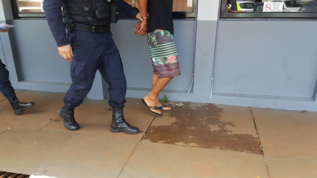 Homem é preso com simulacro e maconha no Cascavel Velho