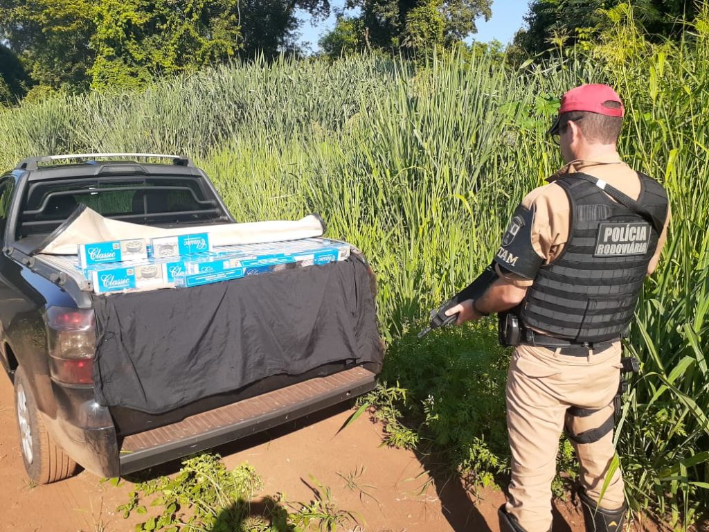 Carro é apreendido com mais de 12 mil maços de cigarros