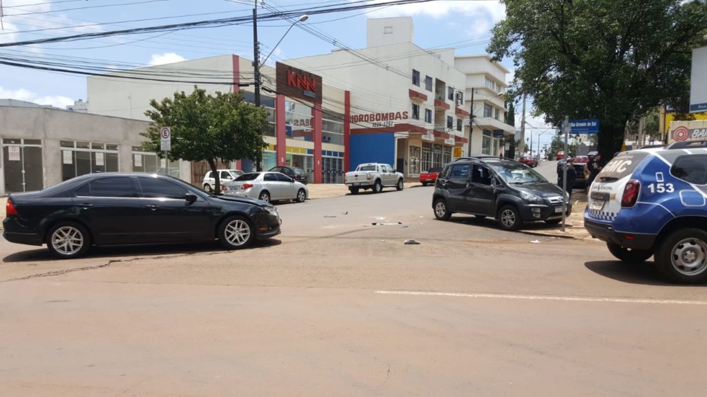 Carros batem na Rua Rio Grande do Sul, no Centro