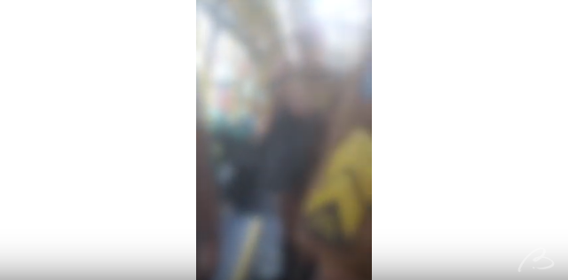 Mulher negra é acusada de furto em ônibus e carteira é encontrada com mulher branca durante ação da PM; vídeo Imagem referente a Mulher negra é acusada de furto em ônibus e carteira é encontrada com mulher branca durante ação da PM; vídeo
