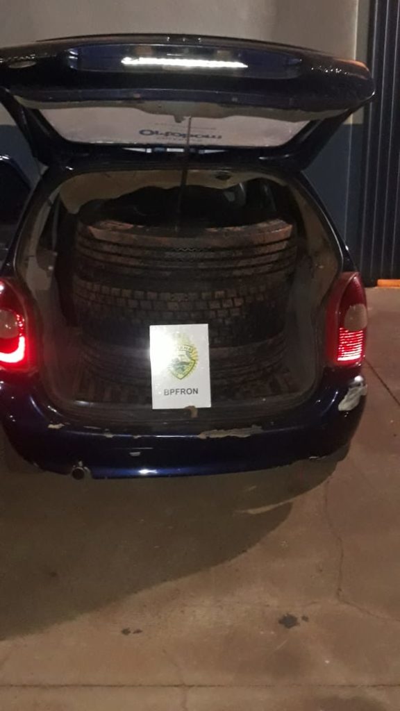BPFron apreende veículo carregado com pneus contrabandeados em Foz do Iguaçu