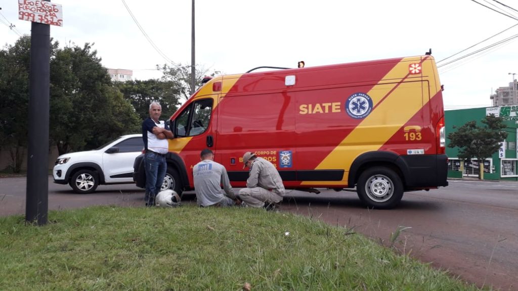 Rapaz de 23 anos fica ferido em acidente na Av. Piquiri