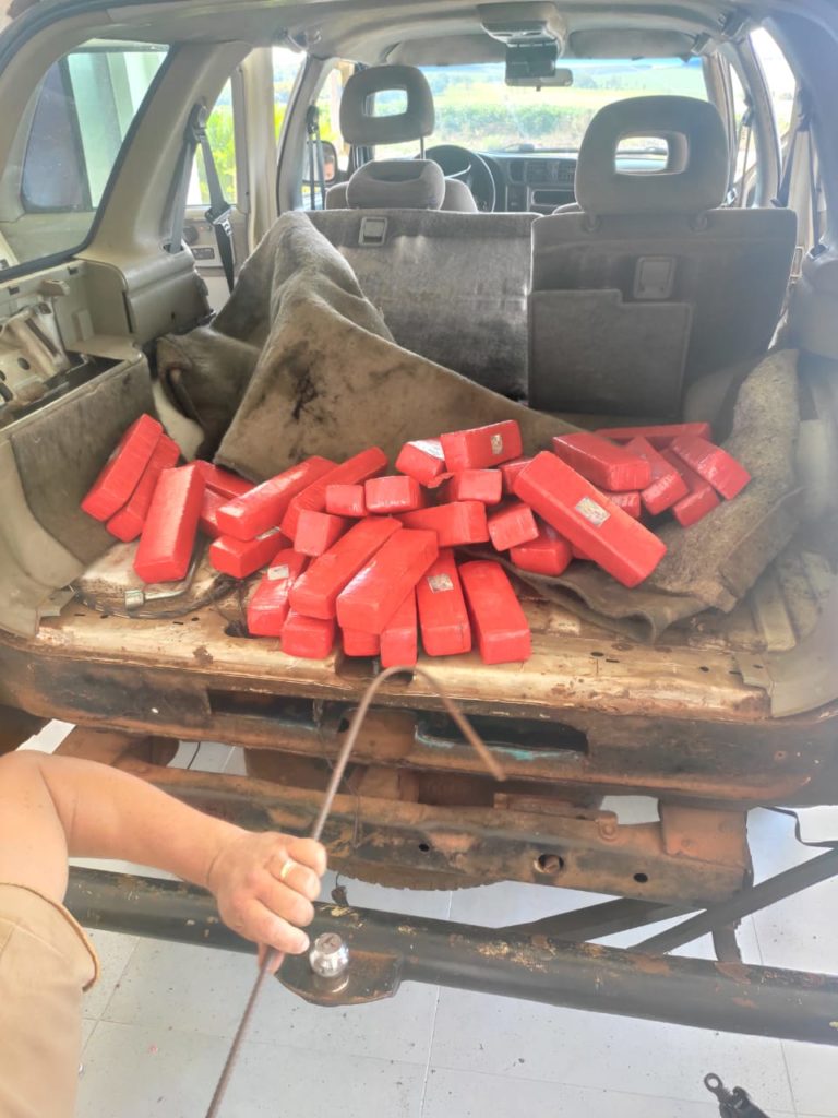 PRE apreende veículo paraguaio transportando maconha
