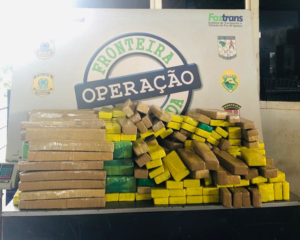 Van escolar é apreendida com 265 kg de maconha em fundo falso, em Foz do Iguaçu