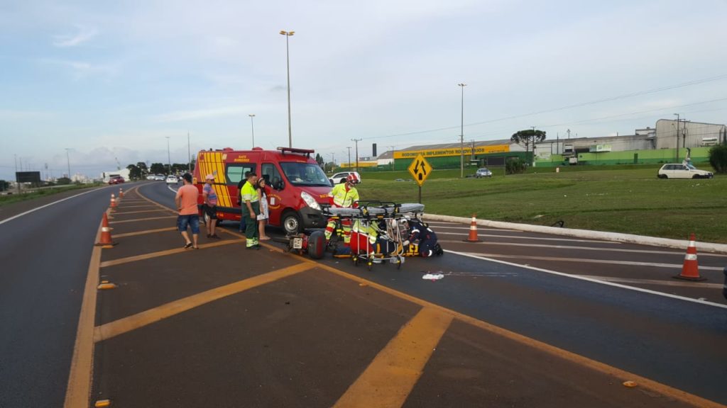 Moto e bicicleta batem na BR-277; duas pessoas ficaram feridas