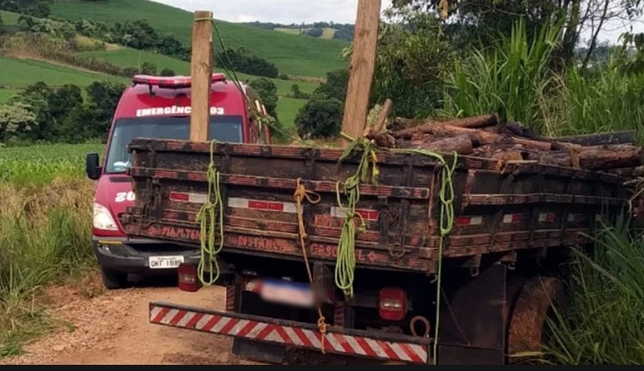 Imagem referente a Passageiro cai de caminhonete e morre atropelado pelo veículo após colisão contra barranco em Dionísio Cerqueira