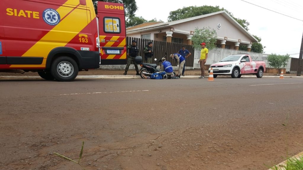 Pai e filha ficam feridos após queda de moto, na Avenida Rocha Pombo
