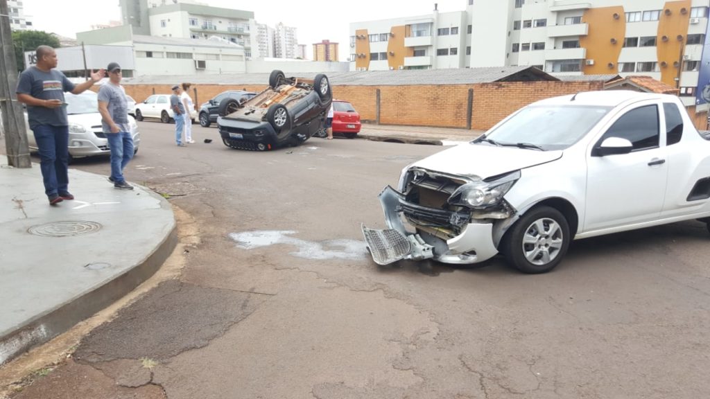 Veículo capota em acidente na região do Lago