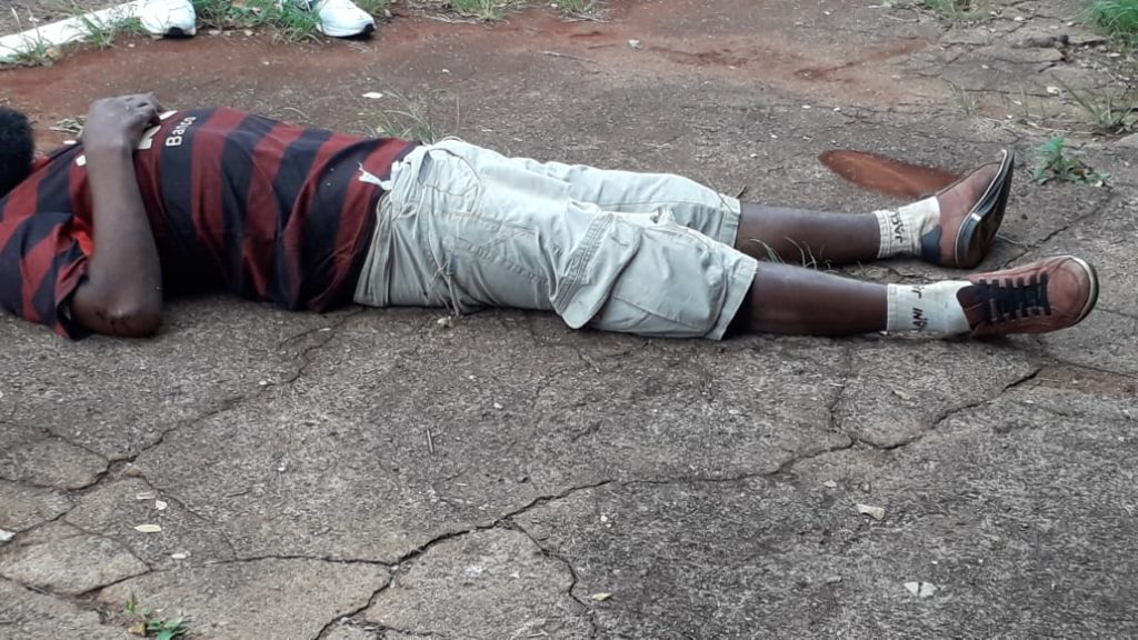 Caído em via pública, homem é socorrido pelo Samu ao lado do Cemitério Central