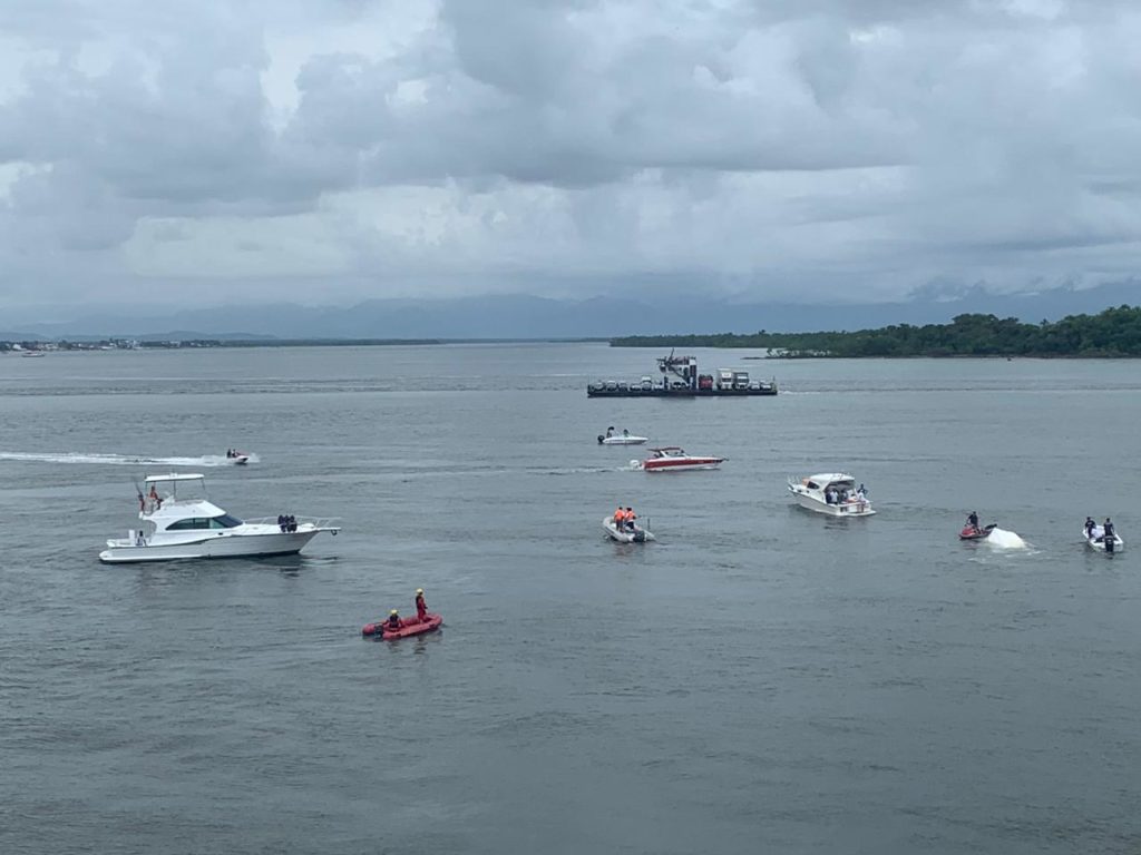 Barco afunda e provoca correria em Guaratuba; dois foram resgatados