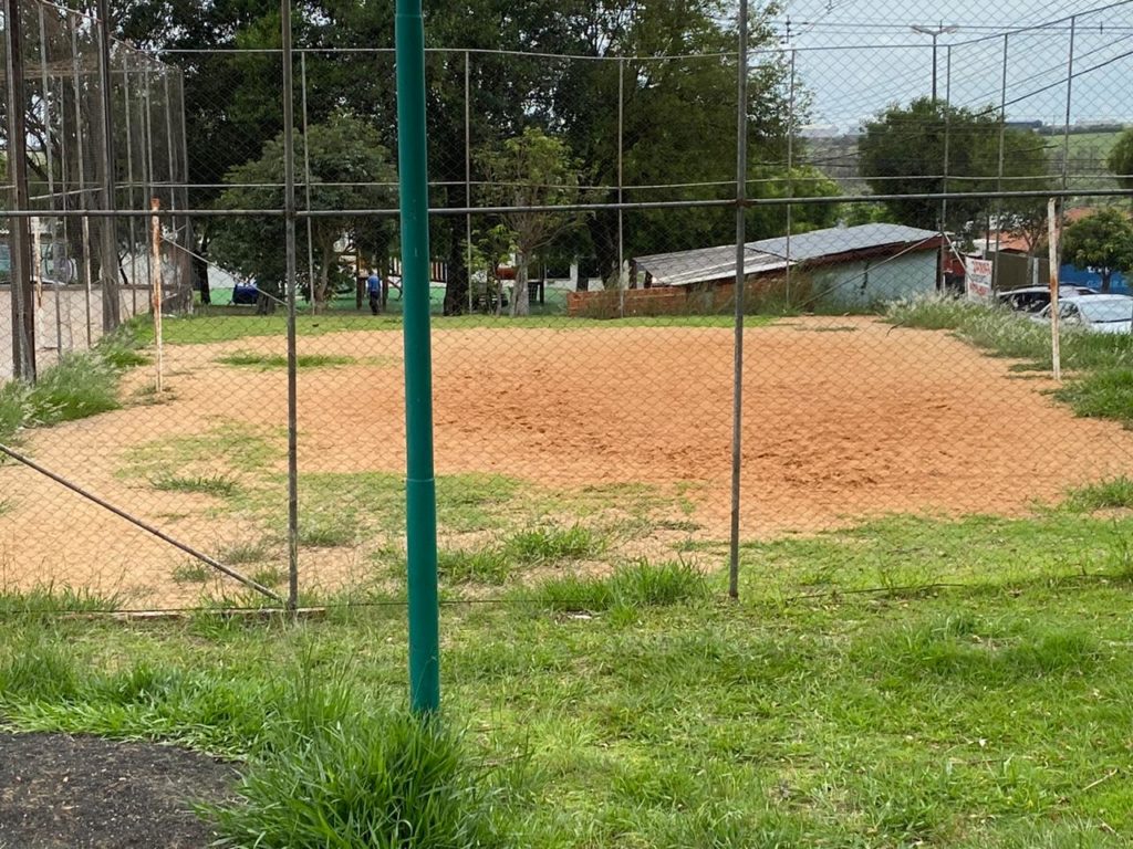 Espaço de esporte e lazer do Bairro Guarujá está em estado de abandono e população pede melhorias