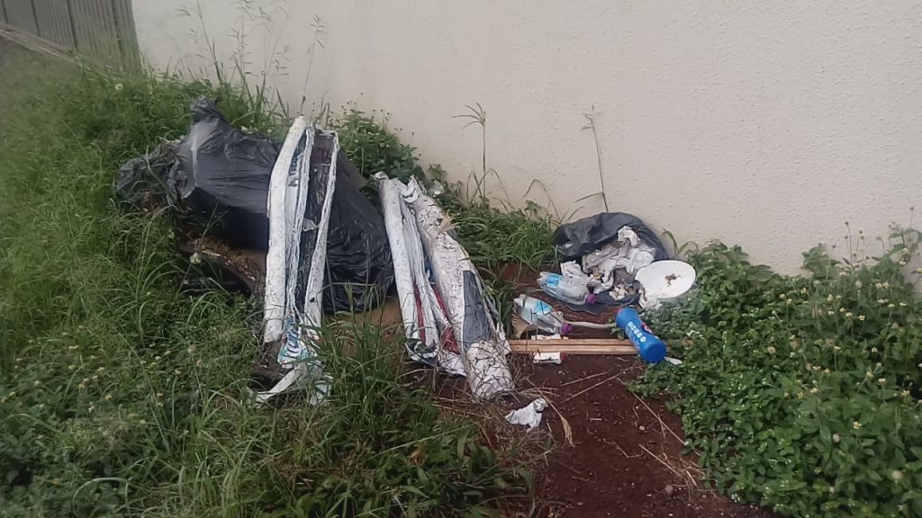 Moradora pede atenção do município quanto ao mato alto e sujeira nos arredores do Centro de Convenções e Eventos