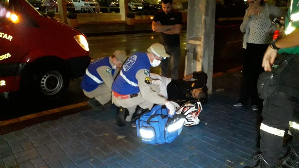 Motociclista tem suspeita de fratura na perna em colisão na Rua Barão do Cerro Azul