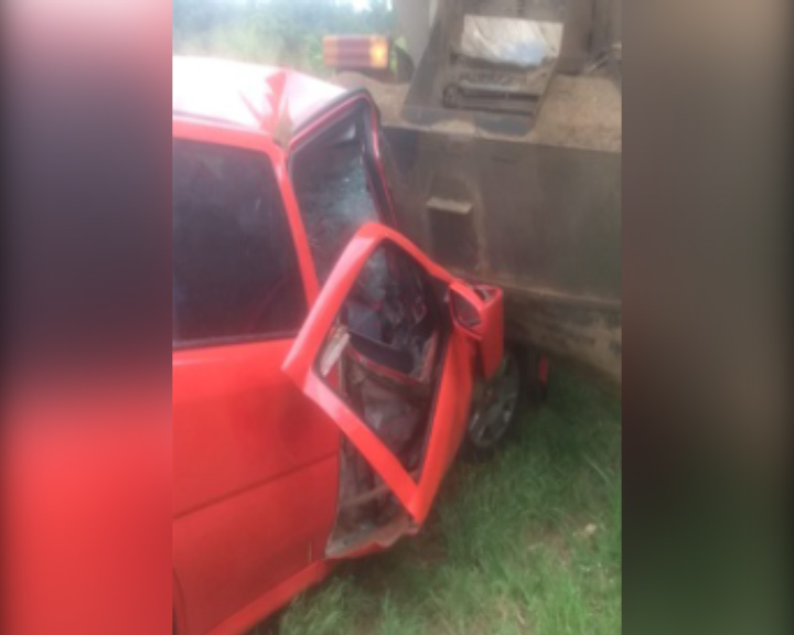 Gol fica destruído ao atingir a traseira de caminhão na PR-473, em Dois Vizinhos Imagem referente a Gol fica destruído ao atingir a traseira de caminhão na PR-473, em Dois Vizinhos
