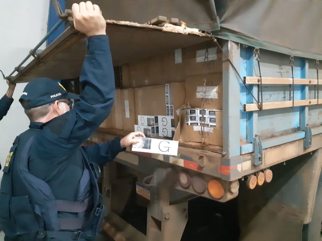 PRF faz nova apreensão de cigarros contrabandeados nos Campos Gerais