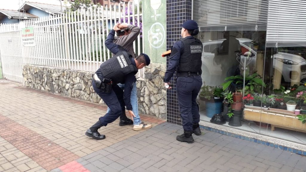 GM aborda homem que estaria causando transtornos em empresa, no Centro