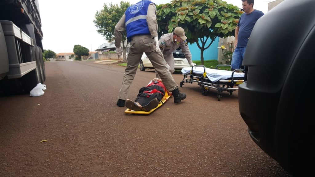 Homem é socorrido após cair em via pública, no Bairro Brasília