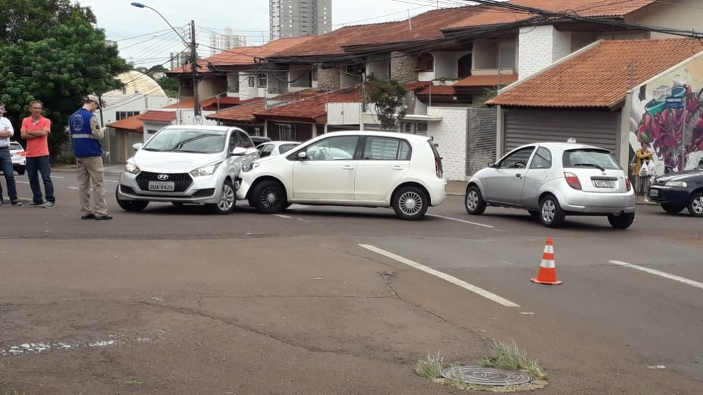 Carros batem e mulher se fere no centro de Cascavel