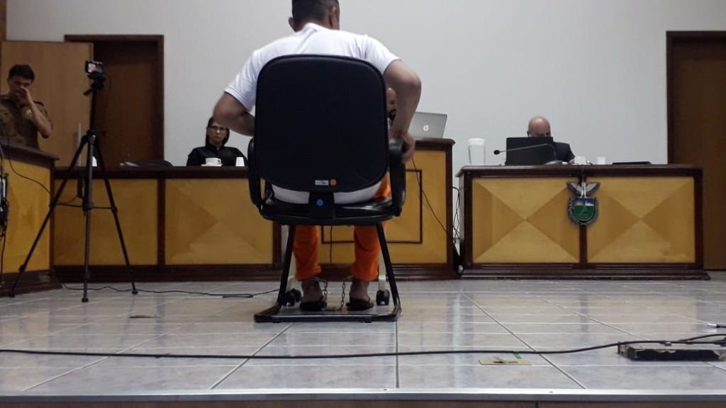 Acusado de matar mulher a tiros é julgado