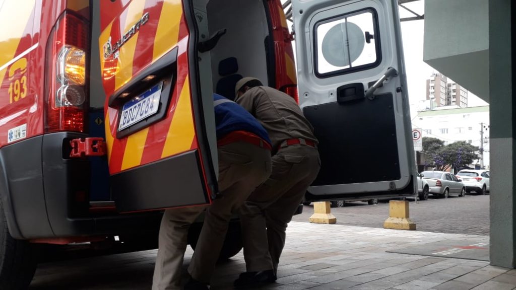 Acidente deixa homem ferido na Avenida Carlos Gomes, esquina com a Rua da Lapa