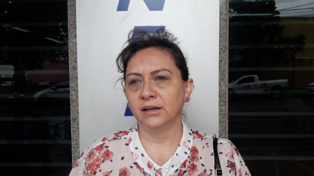 Querendo que a água seja religada, mulher reclama da burocracia e cobra Sanepar