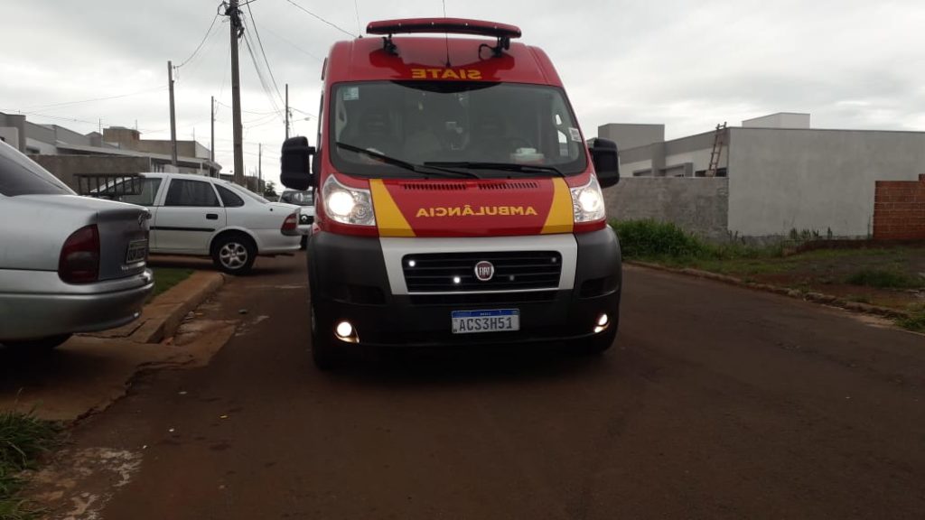 Menino de 3 anos é socorrido pelo Siate após sofrer queda no Florais do Paraná