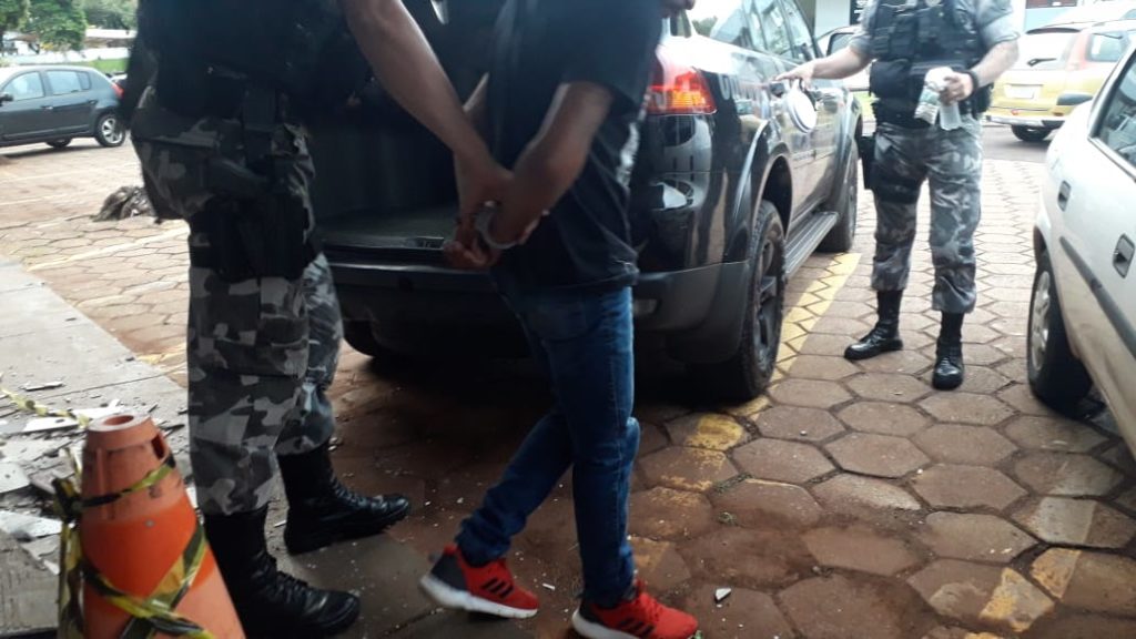 Choque detém indivíduo com 54 porções de cocaína e quantia em dinheiro no Tropical