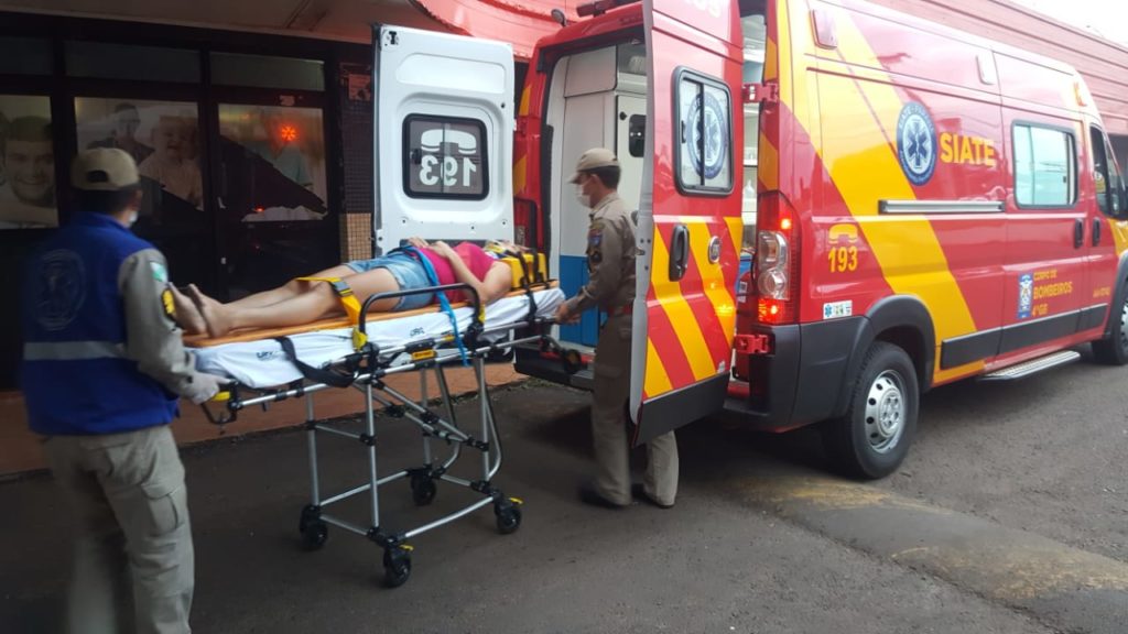Mulher ferida em acidente de trânsito é levada ao hospital