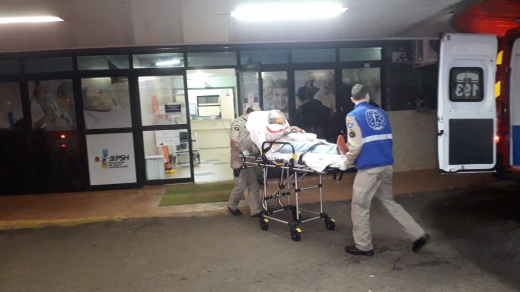 Idosa de 81 anos é socorrida pelo Siate após sofrer queda