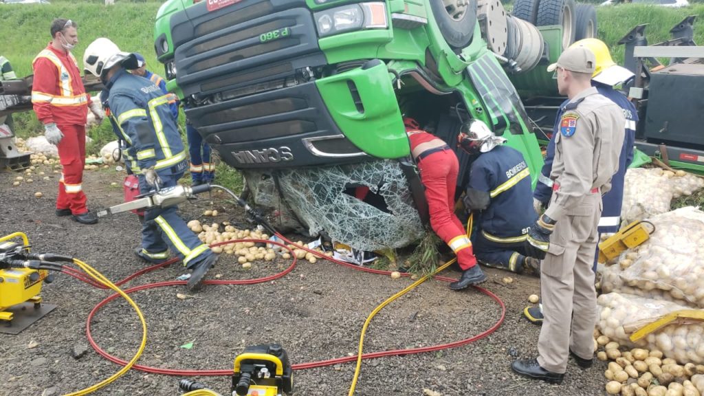 Motorista morre após tombar carreta na BR-277, em Guarapuava