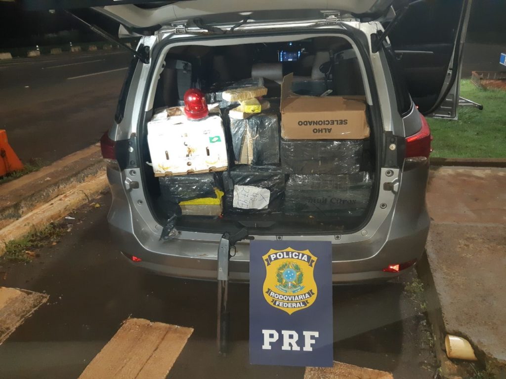 PRF apreende mais de 300 quilos de droga e recupera veículo roubado, em Santa Terezinha de Itaipu