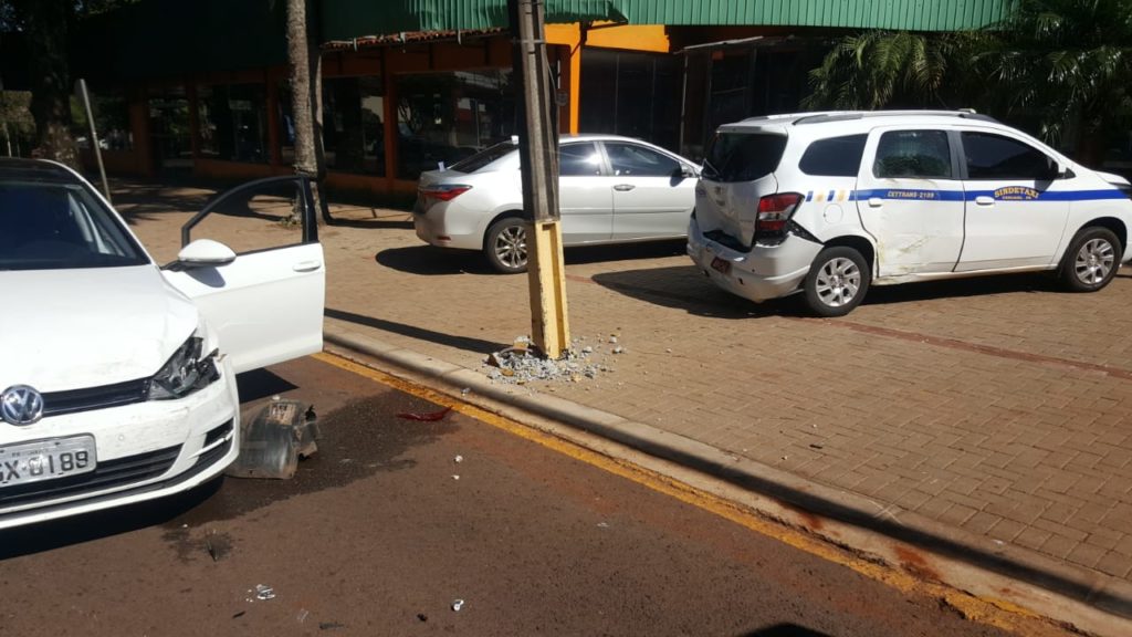 Dois carros batem e um deles é arremessado contra poste