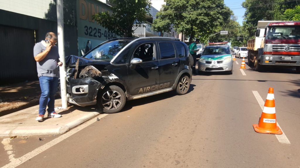 Carro bate contra poste de radar na Rua Recife