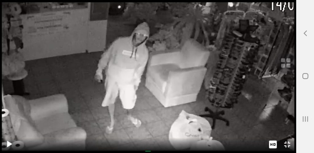 Câmeras de segurança flagram bandidos agindo em loja de Céu Azul