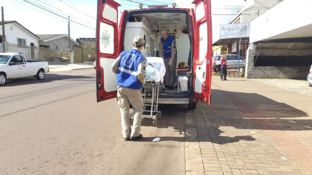 Menino de 5 anos tem 12% do corpo queimado com óleo de cozinha no Guarujá