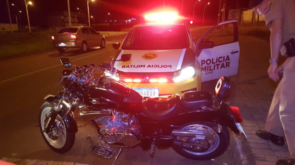 Dupla xinga pedestres, descobre que um deles é PM e tem moto apreendida