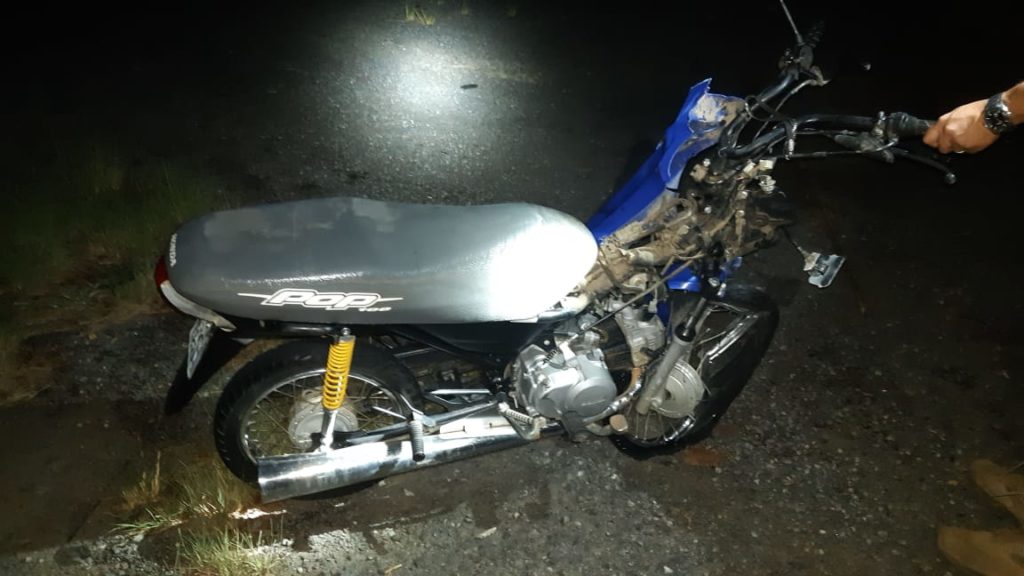 Motociclista sem habilitação tenta ultrapassagem proibida e morre após bater de frente contra carro
