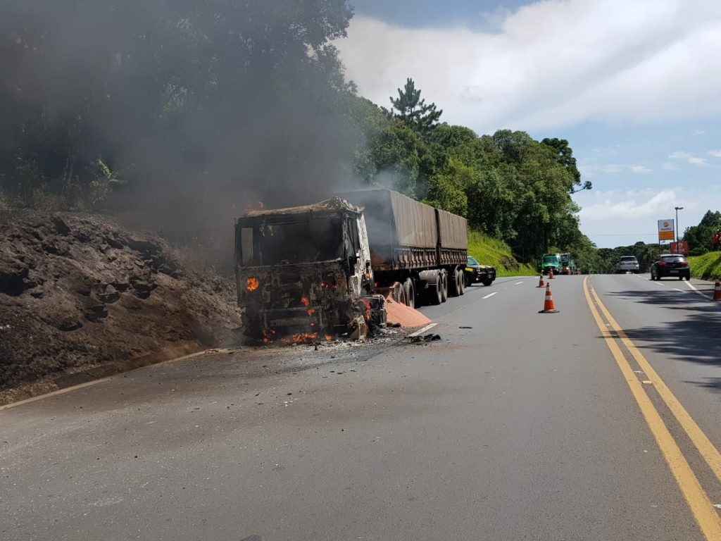 PRF atende acidente com caminhão pegando fogo, em Guarapuava