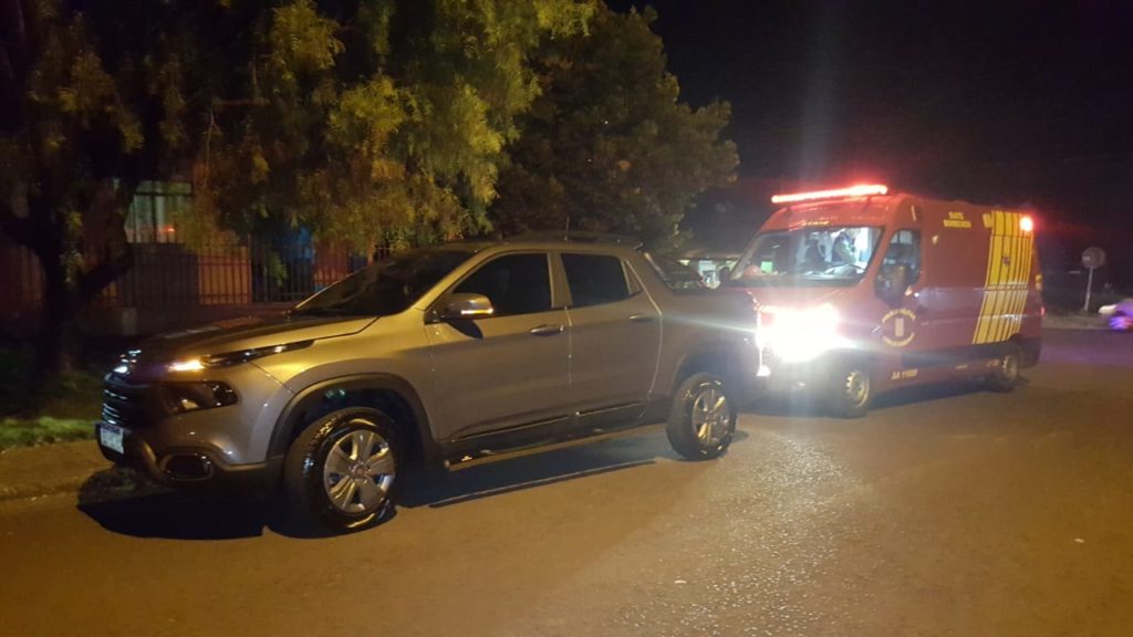 Moto bate na traseira de caminhonete no Bairro Santa Felicidade