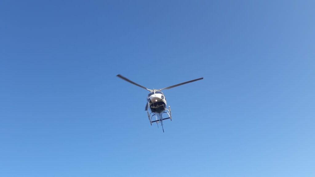Helicóptero da PM auxilia no combate a incêndio em Ilha Grande