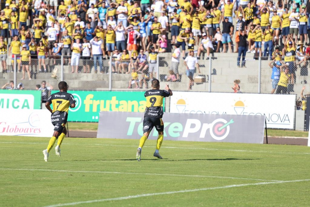 Com ‘hat-trick’ de Paulo Sérgio, FC Cascavel goleia o Cascavel CR no Olímpico